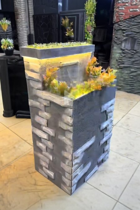 💡 نافورة حجرية عمودية بإضاءة وزهور علوية